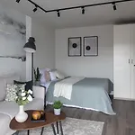 Apartment New #madalinskiego57 - Center, New Bulding, 2 Bedrooms, 2x Double Beds And A Fold-out Sofa, Separate Kitchen, Air Conditioning, Balcony, Underground Parking, Self Check In 24h, Internet, Netflix, Coffee Machine, Washing Machine,1 Km To The Railw