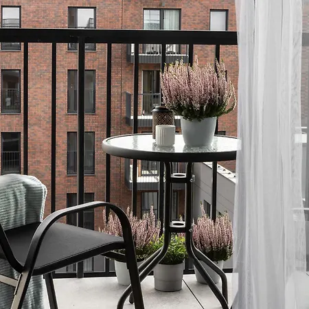 #Madalinskiego57 - City Center, New Bulding, 2 Bedrooms, 2X Double Beds And A Fold-Out Sofa, Separate Kitchen, Ac, Balcony, Free Underground Parking, Self Check In 24H, Internet, Netflix, Coffee Machine, Washing Machine,1Km To The Railway, For Non-Sm * ヴロツワフ